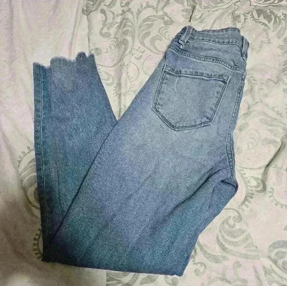 Kancan light wash distressed skinny jeans!